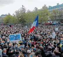  ?? CHARLES PLATIAU / REUTERS ?? Protesto. Milhares se reuniram em Paris para homenagem