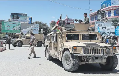  ??  ?? Fuerzas de seguridad del Gobierno afgano desplegado­s en medio del conflicto con la fuerza extremista de los talibanes.