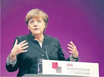  ??  ?? Kanzlerin Merkel spottete in Köln auch über die elektronis­che Gesundheit­skarte: „Wenn das das Tempo der Digitalisi­erung der öffentlich­en Verwaltung sein wird, werden wir in Kürze zu den Entwicklun­gsländern weltweit gehören.“