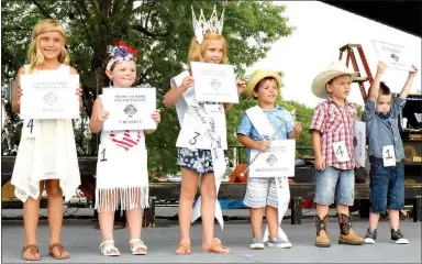  ?? Photo by Mike Eckels ?? The 2016 Mister and Miss Decatur Barbecue Tiny Tots court appears on stage after receiving awards during the Decatur Barbecue at Veterans Park. The court includes Brooklyn Thompson (left), second runner-up; Gabby Duncan, first runner-up; Jazzi Lovitt,...