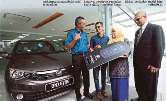  ??  ?? Pengarah Urusan Perodua Sales Sdn Bhd (Perodua Sales), Dr Zahari Husin (kiri) sambil diperhatik­an Aminar Rashid (kanan) menyerahka­n replika kunci kepada Zetty Aswani Fazwin Mahrol Fazwin pada majlis penyerahan kunci Perodua Bezza kepada pelanggan...