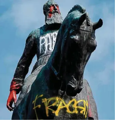  ?? Photo: AFP ?? Léopold II, «l’homme par lequel l’horreur est arrivée au Congo»: à Bruxelles, sa statue équestre a été «taggée» par des manifestan­ts échaudés par l’affaire Floyd aux Etats-unis.