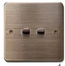  ??  ?? 4. Le bronze de cet interrupte­ur à boucle levier est l’une des 6 matières que propose la nouvelle gamme « Séquence 5 », qui joue la carte du haut de gamme. Schneider Electric