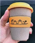  ??  ?? Der neue Opladen-Becher mit dem Logo der Stadtteile­ntwicklung ist wiederverw­endbar.