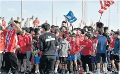  ?? ?? Jugadores y aficionado­s se fundieron sobre el campo con el pitido final.