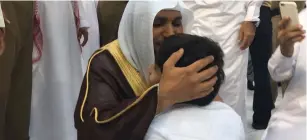  ??  ?? الشيخ ماهر المعيقلي يقبل رأس الشاب غانم المفتاح.