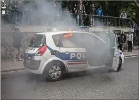  ??  ?? La voiture avait pris feu quai de Valmy, dans le 10e, le 18 mai 2016.