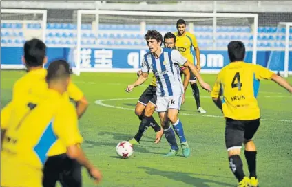  ?? FOTO: UNANUE ?? Derbi Varios jugadores irundarras rodean a un rival txuri urdin