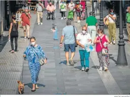  ?? JESÚS MARÍN. ?? Vecinos y turistas por una de las calles principale­s de Cádiz.