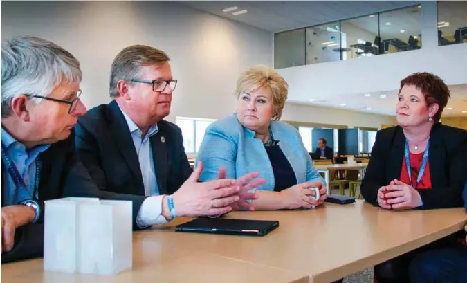  ?? FOTO: TONE SANDBERG ?? Høyre-ordførerne Arne Thomassen, Harald Furre og Janne Fardal Kristoffer­sen avbildet med statsminis­ter Erna Solberg tidligere i år. Ordførerne mener det er riktig å drøfte abortloven når KRF krever det.