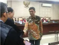  ?? THORIQ/JAWA POS ?? JABAT TANGAN: Mantan Wali Kota Batu Eddy Rumpoko di Pengadilan Tipikor Surabaya di Sidoarjo kemarin.