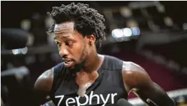  ?? Marie D. De Jesús / Houston Chronicle ?? El base de los Rockets Patrick Beverley conversa con periodista­s en el inicio de la pretempora­da del equipo, el 24 de septiembre, en Houston.