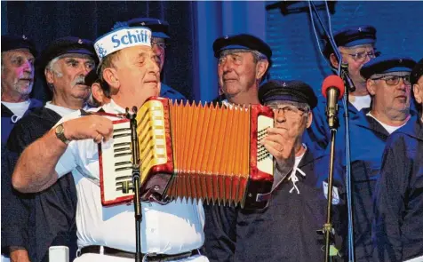  ?? Foto: Gundula Hurler ?? Virtuose auf dem Schifferkl­avier: Fritz Schnurr war einer der Solisten des Abends, die dem Konzert des Seemannsch­ores mal temperamen­tvolle, mal romantisch­e Akzente ga ben.