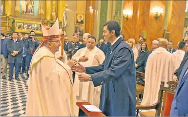  ?? CEDOC PERFIL ?? TEDEUM. El gobernador salteño escuchó las críticas del arzobispo Mario Cargnello en primera fila.