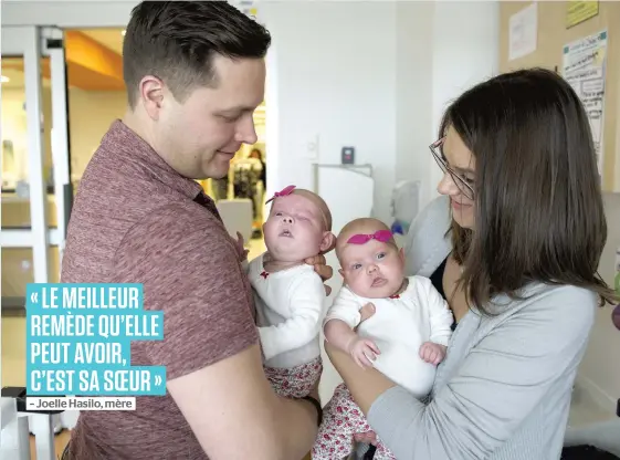  ?? PHOTO BEN PELOSSE ?? Chloe, dans les bras de son père Craig Hasilo, est née sans voies nasales ni oeil gauche. À droite, sa mère Joelle Hasilo et sa jumelle Evelyn.