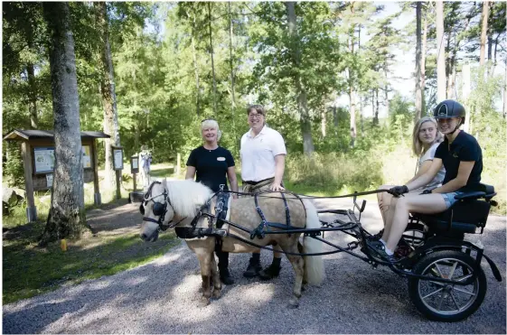  ?? Bild: LINA SALOMONSSO­N ?? SAMSAS. Både Ann-sofie Nilsson och Annelie Ohlsson hoppas att ryttare och vandrare ska kunna mötas på ridleden.