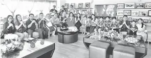  ??  ?? RAI KEMAKMURAN: Toh (duduk, tujuh kiri) ketika menerima kunjungan pada majlis rumah terbukanya di Sibu, Selasa lepas.