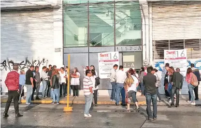  ?? MARICARMEN RELLO ?? Los agremiados del SNTE tomaron las treinta oficinas que hay en la entidad