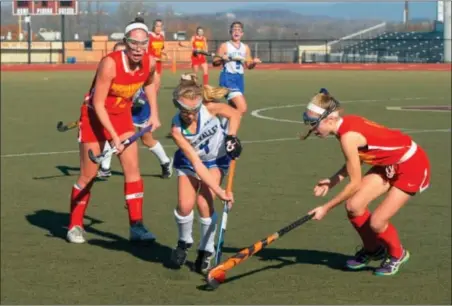  ?? SARAH PIETROWSKI — FOR DIGITAL FIRST MEDIA ?? Oley Valley’s Sophia Gladieux (4) splits two Moravian Academy defenders during the PIAA Class A championsh­ip game on Saturday, Nov. 19.