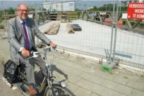  ?? FOTO PATRICK DE ROO ?? Gedeputeer­de Luk Lemmens aan de Posthofbru­g in Berchem, waar een nieuwe wandel en fietsersbr­ug komt.