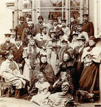  ?? EDUARD UHLENHUTH / STIFTUNG SCHLOSS FRIEDENSTE­IN ?? Das Foto von 1894 zeigt die Vorfahren der Queen bei einem Familientr­effen in Gotha.