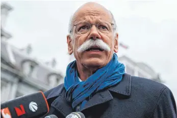  ?? FOTO: EVAN VUCCI ?? Daimler-Chef Dieter Zetsche nach dem Treffen mit US-Präsident Donald Trump. Der US-Präsident, so Zetsche, habe positiv auf die vorgelegte­n Konzepte reagiert.