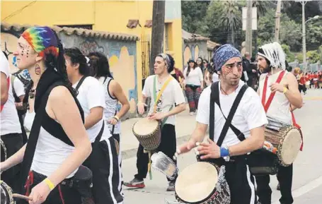  ??  ?? CLASES DE DJEMBÉ es uno de los talleres con más animados de la academia.