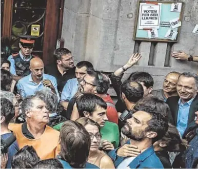  ?? EFE ?? Torrent (en la imagen, tocándose el cuello), el 20 de septiembre, durante el cerco a la consejería de Hacienda de la Generalita­t para impedir el registro de la Guardia Civil