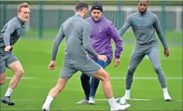  ??  ?? Pochettino participa de un rondo con sus jugadores en entrenamie­nto del Tottenham ayer en Londres.