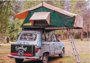  ??  ?? Carpa de gran tamaño El Hornero, montada sobre el Renault 4L que está recorriend­o el país.