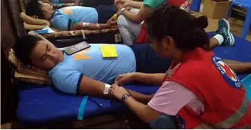  ?? ALFONSO PADILLA ?? Saving lives thru bloodletti­ng These policemen save life not by fighting criminals but by donating blood to the Philippine Red Cross which, amid the dengue epidemic, is calling for more donors.