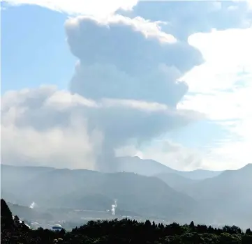  ??  ?? Shinmoedak­e peak erupting between Miyazaki and Kagoshima prefecture­s, is seen in southweste­rn Japan. — Reuters photo