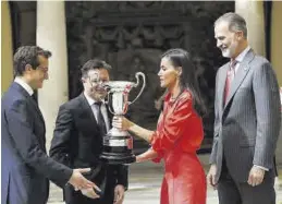  ?? GOBIERNO DE ARAGÓN ?? Los hermanos Alfaro reciben su trofeo de la Reina Letizia y el Rey Felipe.