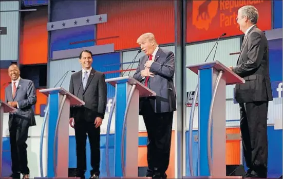  ?? BRIAN SNYDER / REUTERS ?? Donald Trump (segundo por la derecha) bromea al final del debate entre las risas de Ben Carson, Scott Walker y Jeb Bush