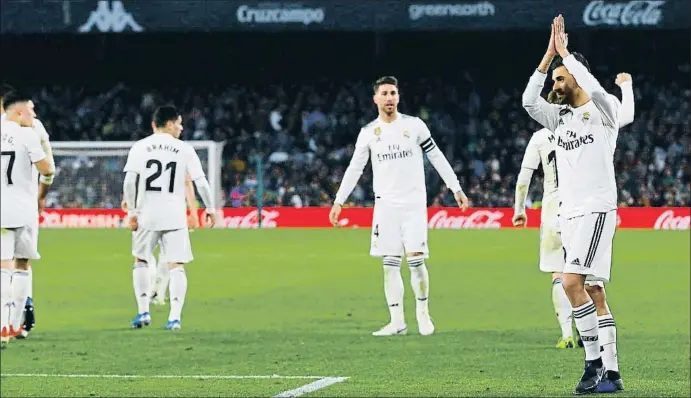  ?? MARCELO DEL POZO / REUTERS ?? Dani Ceballos pide perdón a la que fue su afición tras materializ­ar el gol de la victoria del Real Madrid