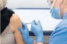  ?? REUTERS ?? Una persona recibe una dosis de la vacuna contra el Covid-19 en Zúrich (Suiza).