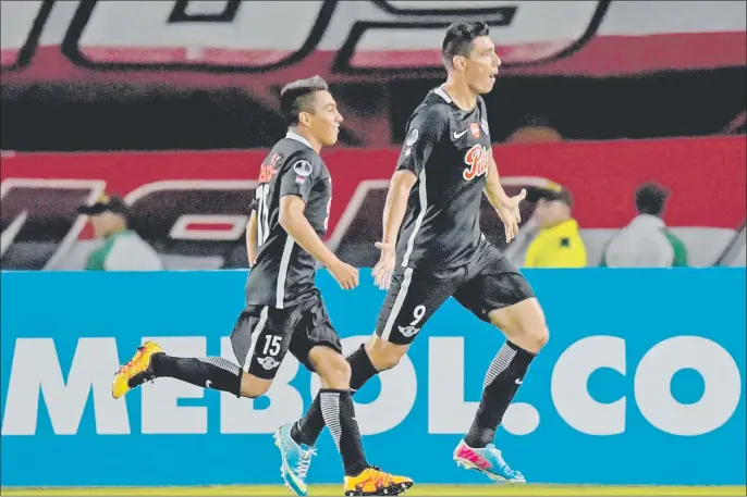  ??  ?? Óscar “Tacuara” Cardozo anotó el gol gumarelo y lo festeja con Ángel Cardozo Lucena. Libertad iguajó 1-1 con el Independie­nte Santa Fe anoche en Bogotá y pasa a cuartos de final de la Copa Sudamerica­na. (AFP)