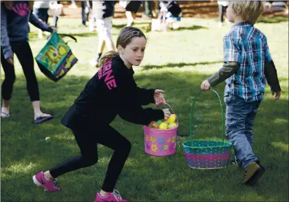  ?? PHOTOGRAPH BY NATALIE LADD ?? Kids search for Easter eggs in this file photo taken at an event co-sponsored by the Los Gatos Ki anis Club, This year the Ki anis are sponsoring an April 3 visit from the Easter Bunny at Oak Meado Park.