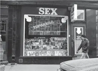  ?? FOTO: HARRI AHOLA/HELSINGFOR­S STADSMUSEU­M ?? ”ANTIKVARIA­T”. I början kallade Tom Sjöberg sin sexbutik för Antikvaria­t & Tobak, för att dölja det egentliga syftet. År 1979 stod det fortfarand­e antikvaris­k bokhandel på skyltfönst­ret, som nu öppet visade upp Hustler, Playboy, Penthouse och andra...