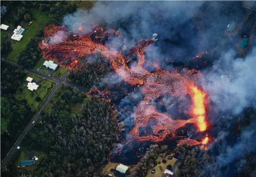  ??  ?? CATASTROPH­E NATURELLE Deux nouvelles fissures ont fait leur apparition hier à la suite de l’éruption du volcan Kilauea, le plus actif d’Hawaii. Ce qui n’empêche pas les curieux de braver les risques pour photograph­ier l’événement, comme le constate «Le...