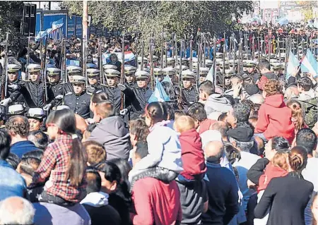  ??  ?? Multitud. Los vecinos de la ciudad de Córdoba acompañaro­n los desfiles de ayer en bulevar Guzmán. Gran