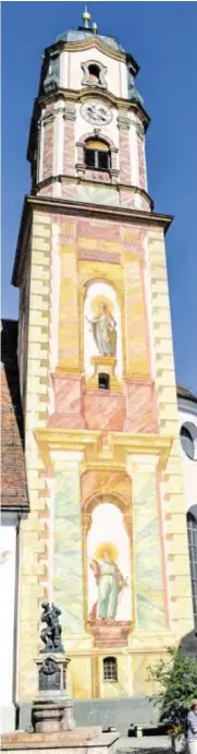  ??  ?? Der barocke Mittenwald­er Kirchturm die Patrone Petrus und Paulus. zeigt