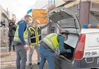  ?? EFE / JOSÉ MANUEL PEDROSA. ?? La Policía Científica en el lugar de los hechos ayer