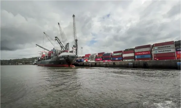  ?? Alonso Tenorio ?? En puerto Caldera de Puntarenas, una compañía holandesa realiza un dragado del muelle.