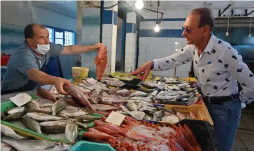  ??  ?? Fidèle. Le marché de Bizerte, où Bertrand Delanoë a passé son enfance et son adolescenc­e. Il y vit cinq mois par an.