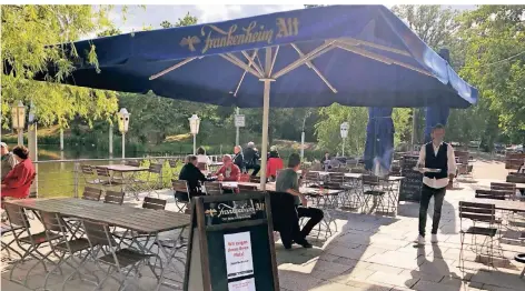  ?? ARCHIV: SEEG ?? Die Gäste des „Frankenhei­m“sehnen sich nach einem Glas Bier auf der Terrasse. Im Mai 2020 war der Außenberei­ch mit Einschränk­ungen geöffnet.