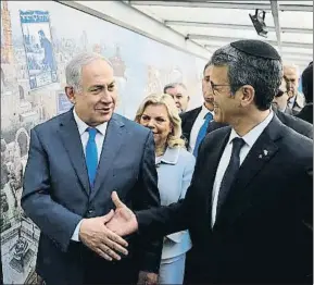  ?? HANDOUT / REUTERS ?? Netanyahu saluda a Agustín Zbar, presidente de la AMIA