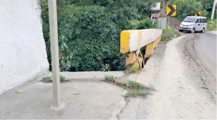  ??  ?? PELIGRO. La falta de barandas en el puente podría ocasionar nuevos accidentes.