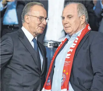  ?? FOTO: AFP ?? Nervöse Machthaber: Bayern-Präsident Uli Hoeneß (re.) und Aufsichtsr­atschef Karl-Heinz Rummenigge.