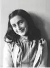  ??  ?? Sopra, Anna Frank: nascosta in una soffitta di Amsterdam ha scritto il suo Diario, uno dei dieci libri più letti al mondo. In alto, il campo in un disegno di un bambino.